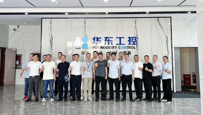 平頂山電工協(xié)會合影 平頂山電工協(xié)會合影